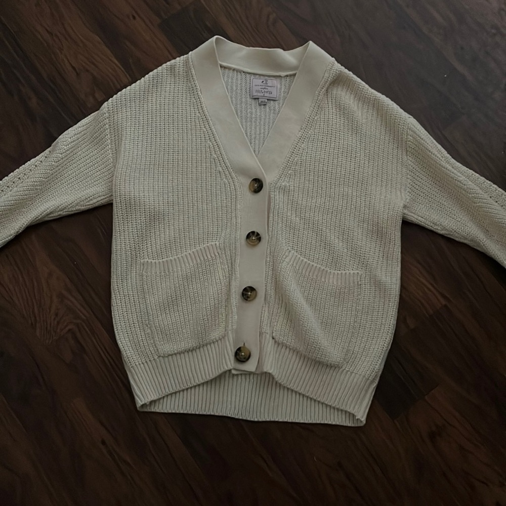 Buttoned crème cardigan